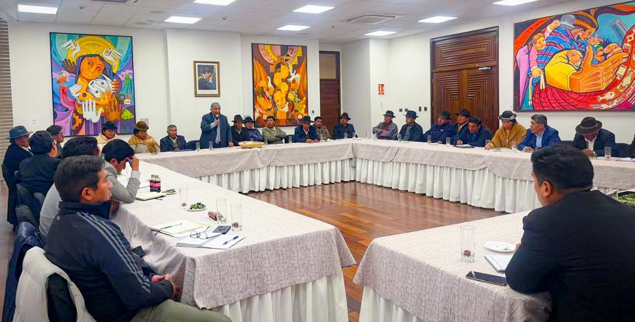 Representantes del Gobierno reunidos con autoridades locales de La Paz. Foto: Ministerio de Obras Públicas.