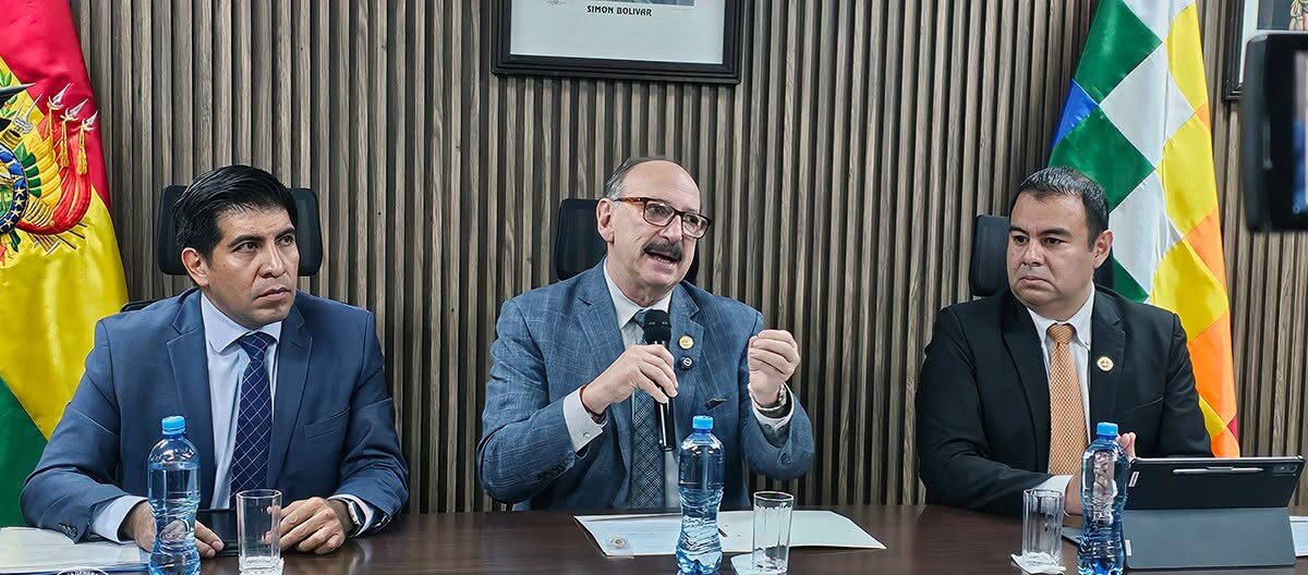 El procurador Hugo León La Faye en conferencia de prensa. Foto: PGE.