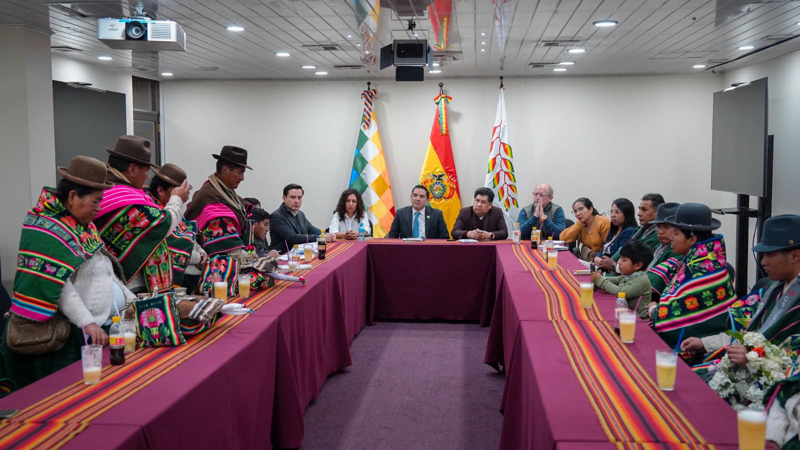 Autoridades del Gobierno y Corque Marka en una reunión. Foto: MDPRyA.