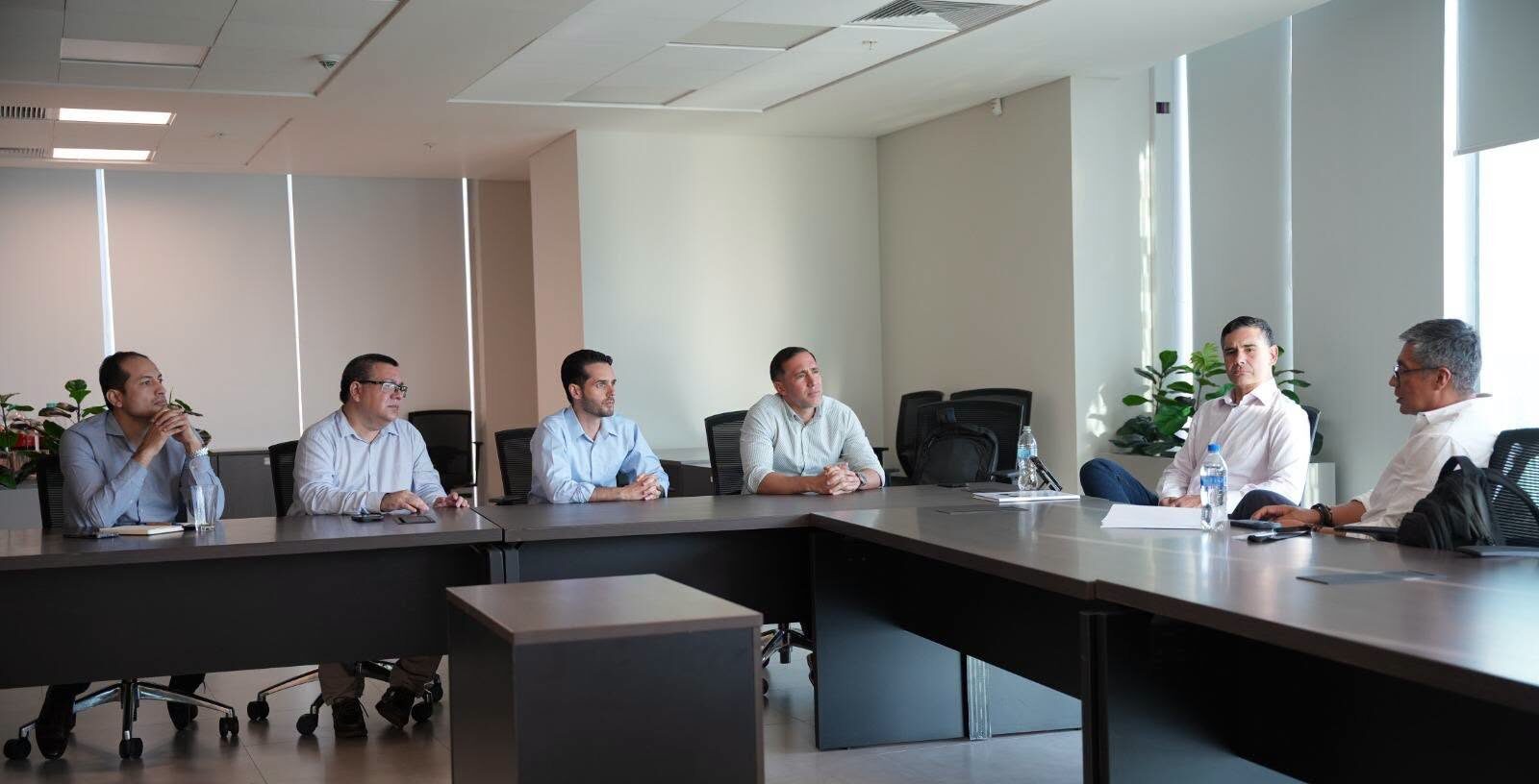 Los ministros Oscar Mario Justiniano y José Gabriel Espinoza junto a representantes del sector inmobiliario. Foto: Ministerio de Desarrollo Productivo, Rural y Agua.