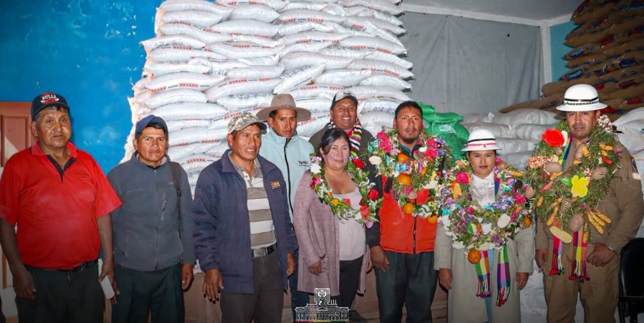 La ayuda fue entregada a familias afectadas por intensa granizada en febrero. Foto: Cámara de Diputados.
