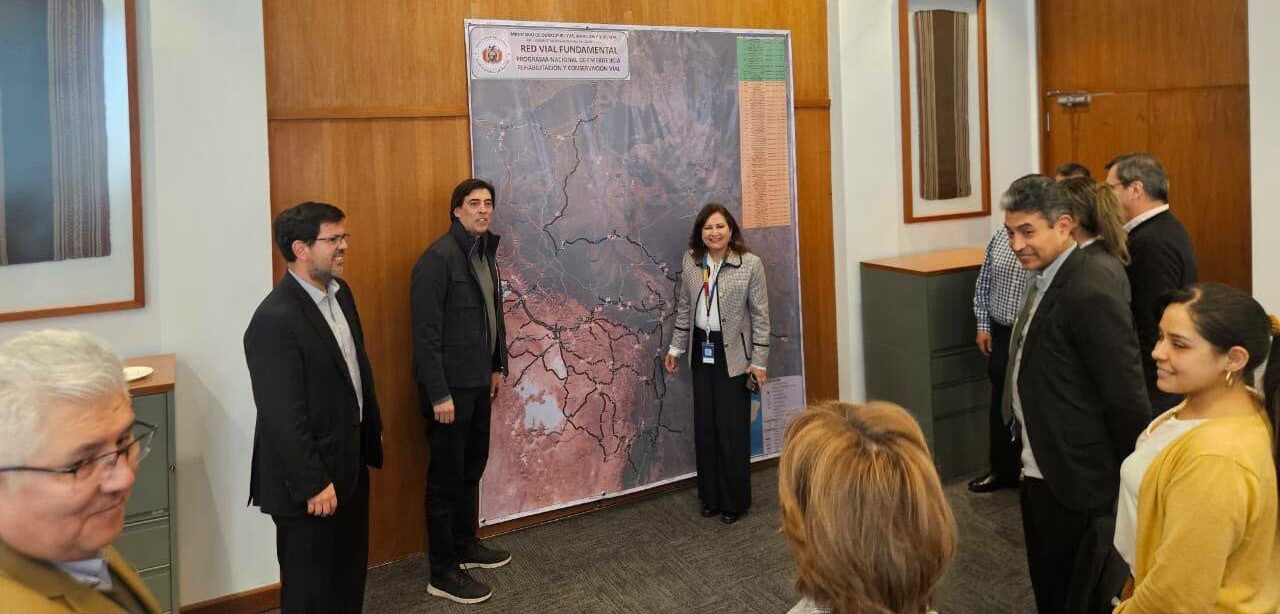 El ministro Mauricio Zamora junto a representantes de la CAF. Foto: ABC.