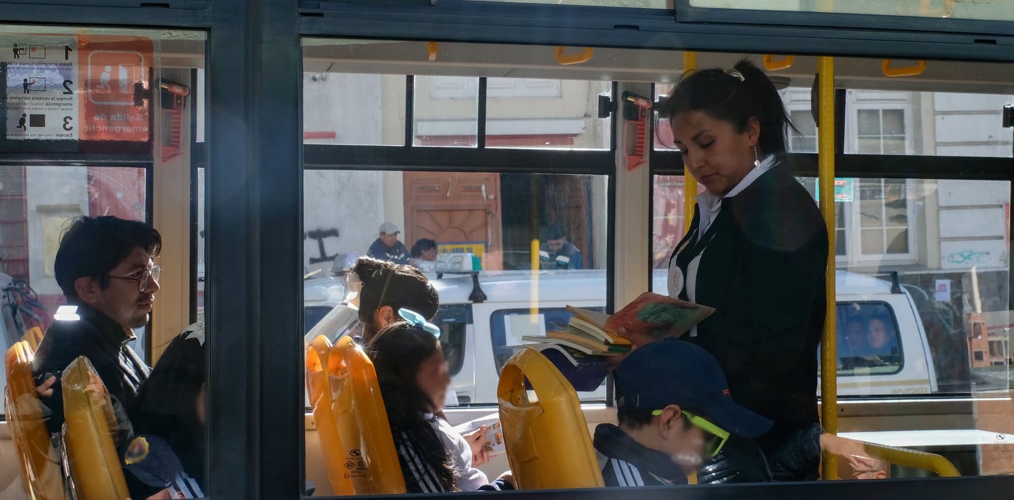 Lo pasajeros podrán disfrutar de diferentes libros para todas las edades. (Foto: GAMLP)