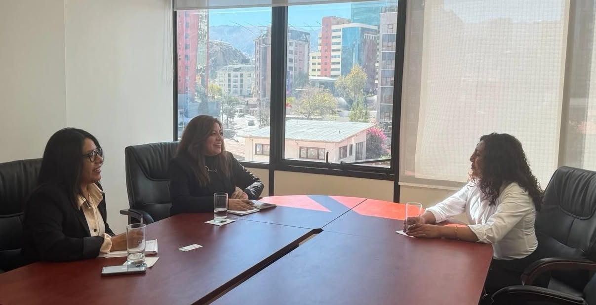 La viceministra Mónica Chuquimia junto a representantes de la CANEB. Foto: Viceministerio de la Micro, Pequeña Empresa y Artesania.