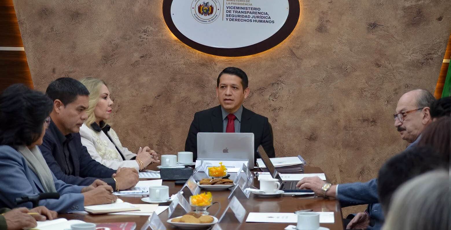 El viceministro Yamil García en la reunión con representantes de los órganos Legislativo y Judicial. Foto: Cámara de Senadores.