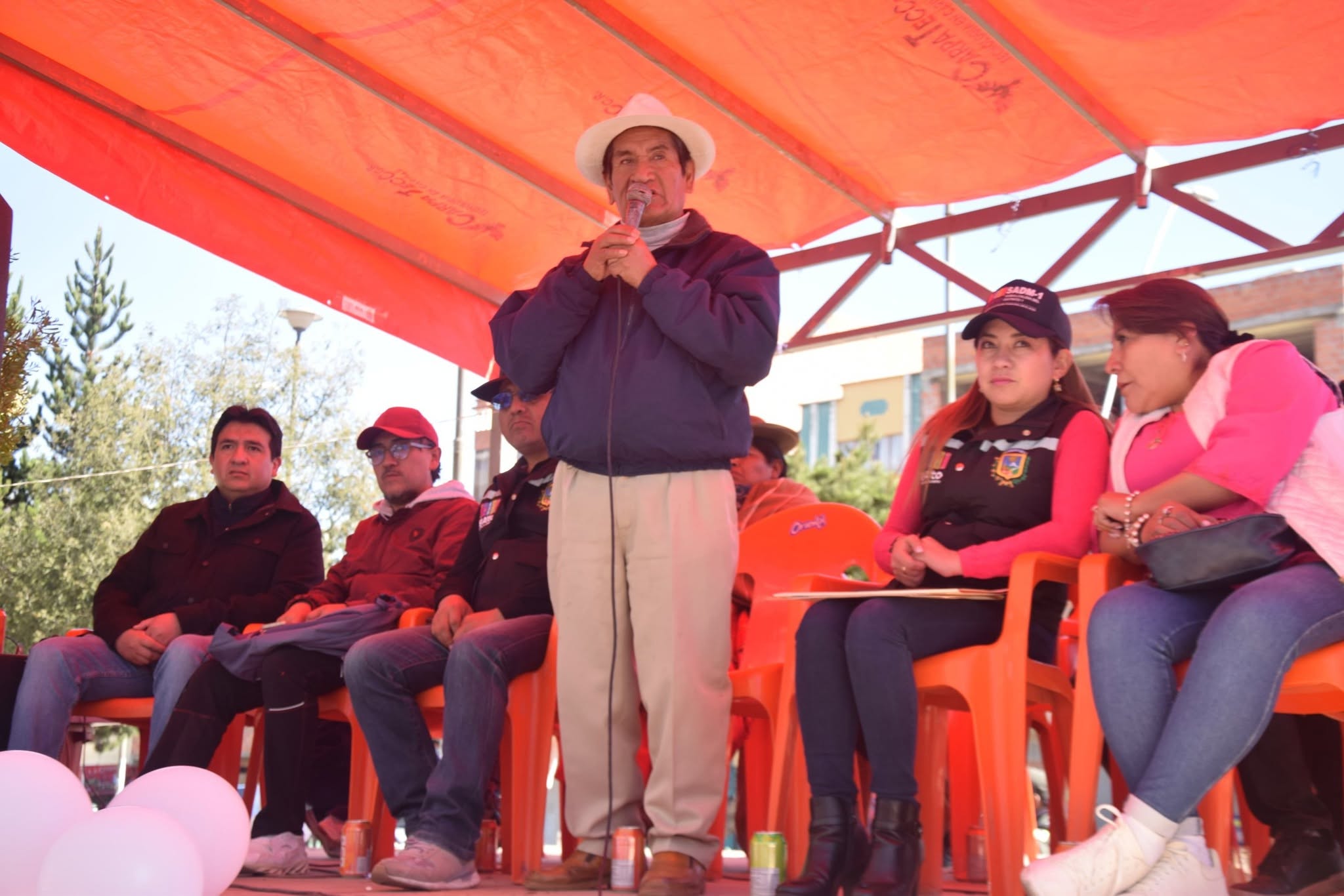 Autoridades del municipio participaron en la inauguración de la feria. Foto: GAMEA.