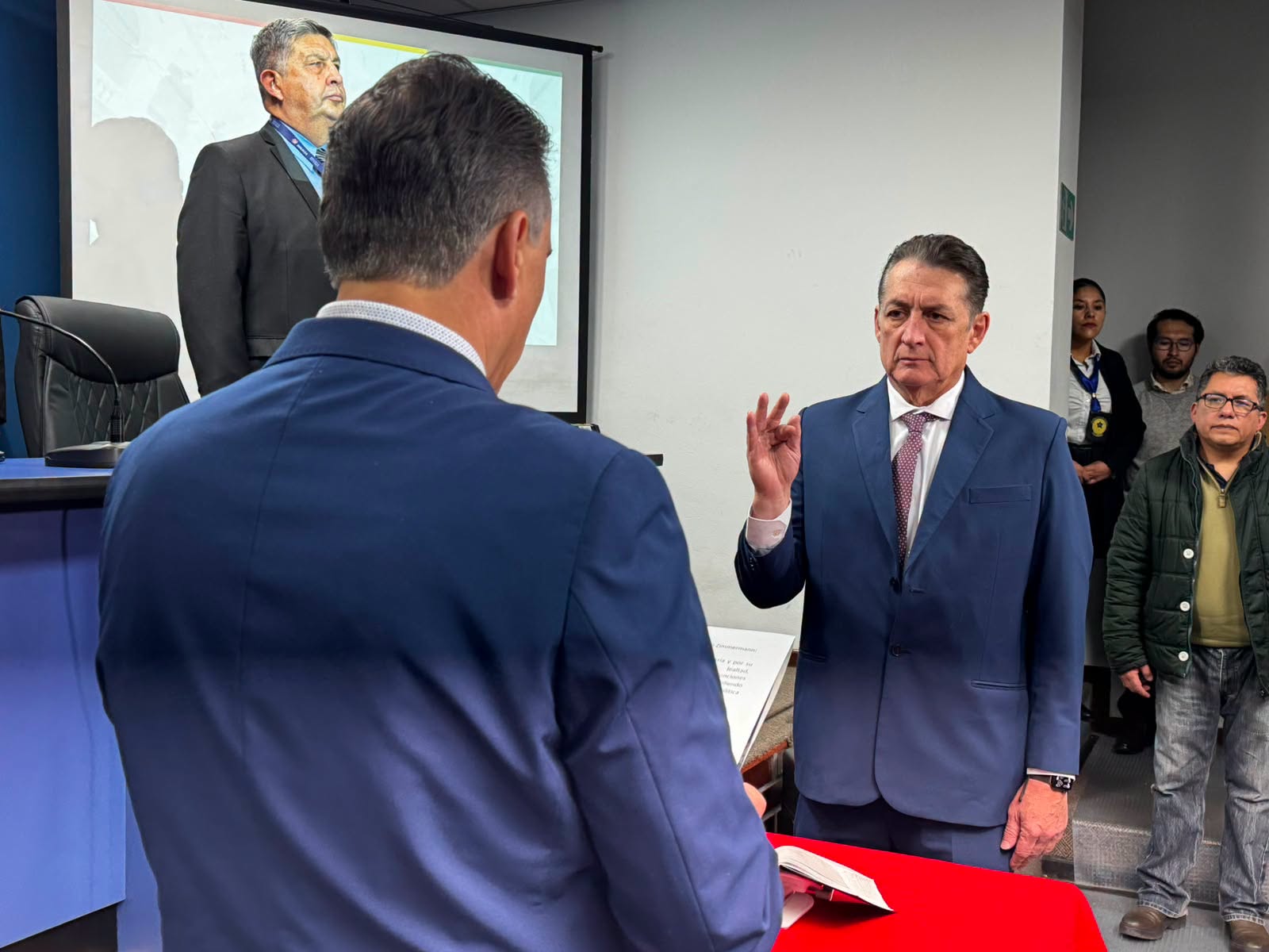 Roberto Rivero juró como nuevo Viceministro de Defensa Civil. Foto: Bolivia Tv.