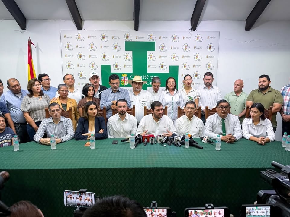 El gobernador Juan Pablo Velasco junto a representantes de instituciones cruceñas. Foto: Gobernación de Santa Cruz.