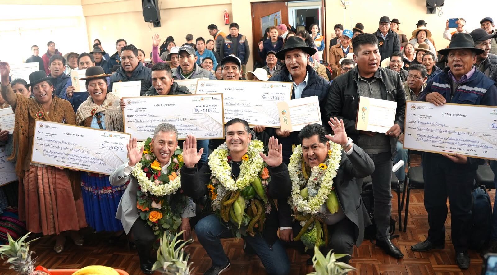 El ministro Oscar Mario Justiniano junto a autoridades locales y representes de sectores sociales. Foto: Ministerio de Desarrollo Productivo.