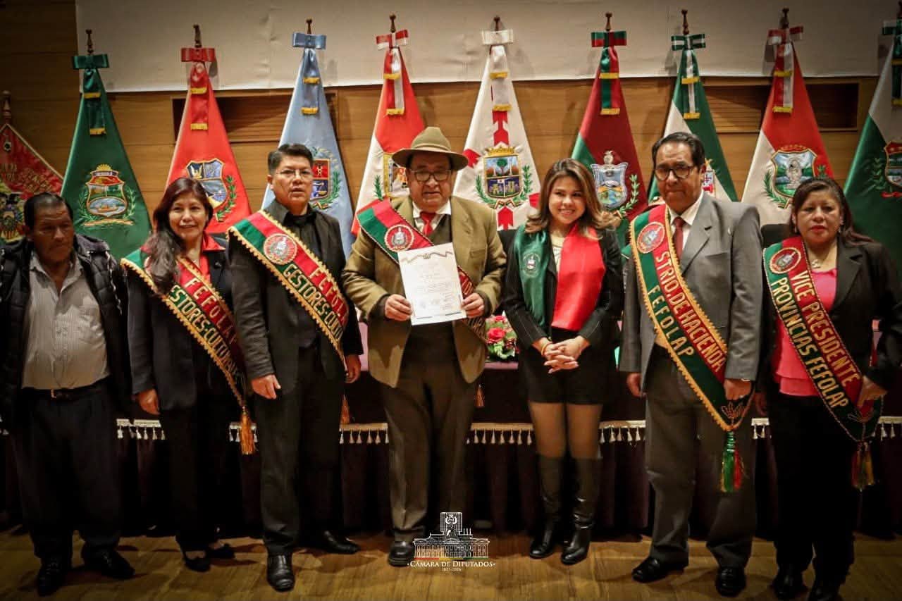 Las legisladoras entregaron homenajes camarales y reconocimientos. Foto: Cámara de Diputados.