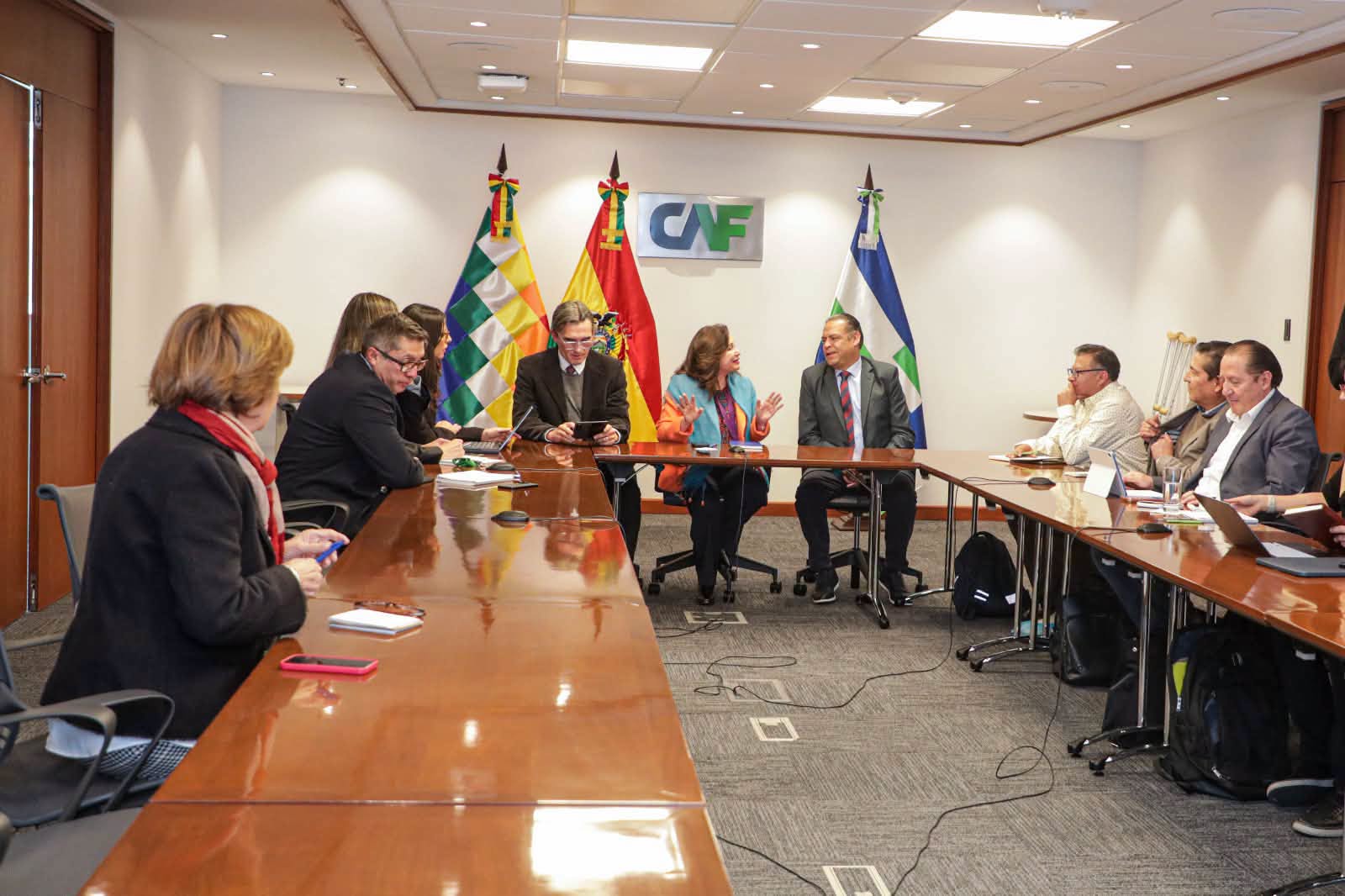 El gobernador Luis Revilla reunido con la representación de la CAF. Foto: Gobernación de La Paz.