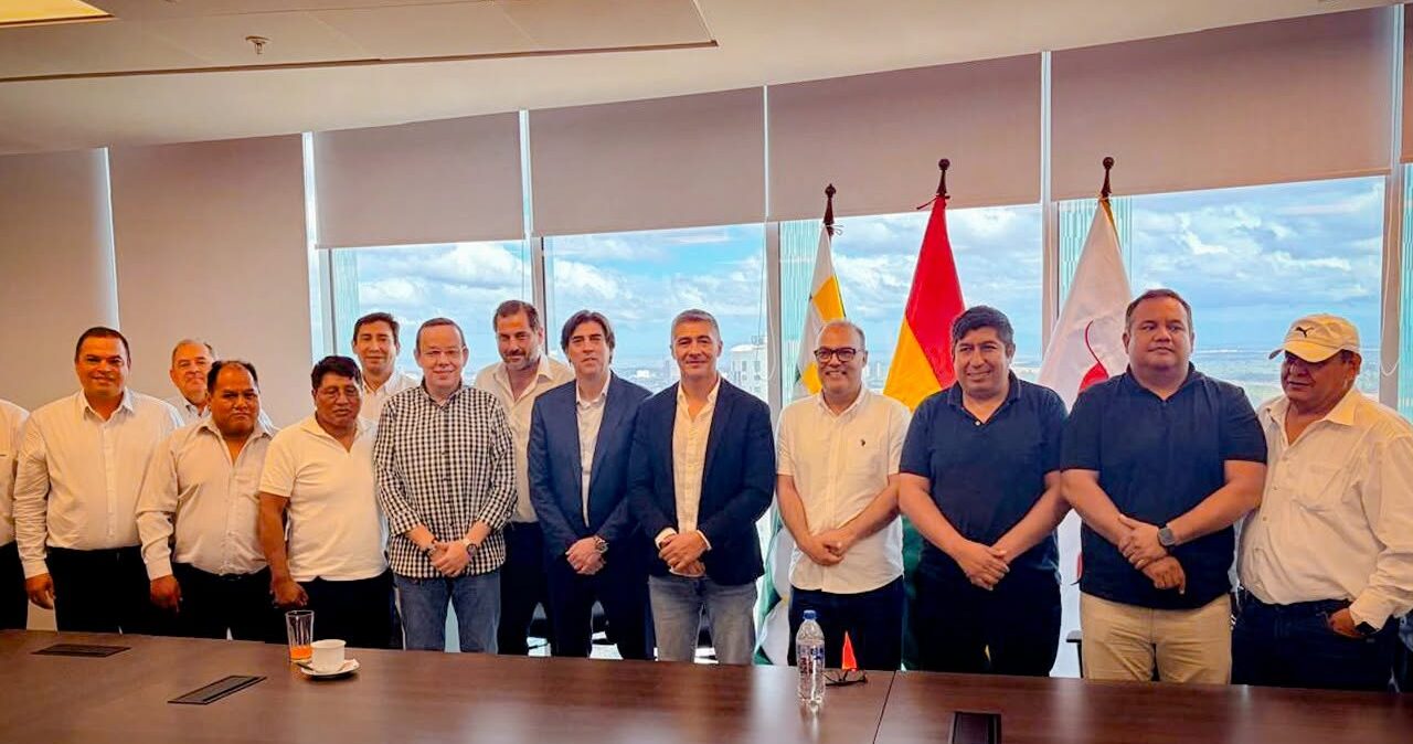 Autoridades de Gobierno junto a representantes de la Cámara de Transporte. Foto: Mauricio Zamora.