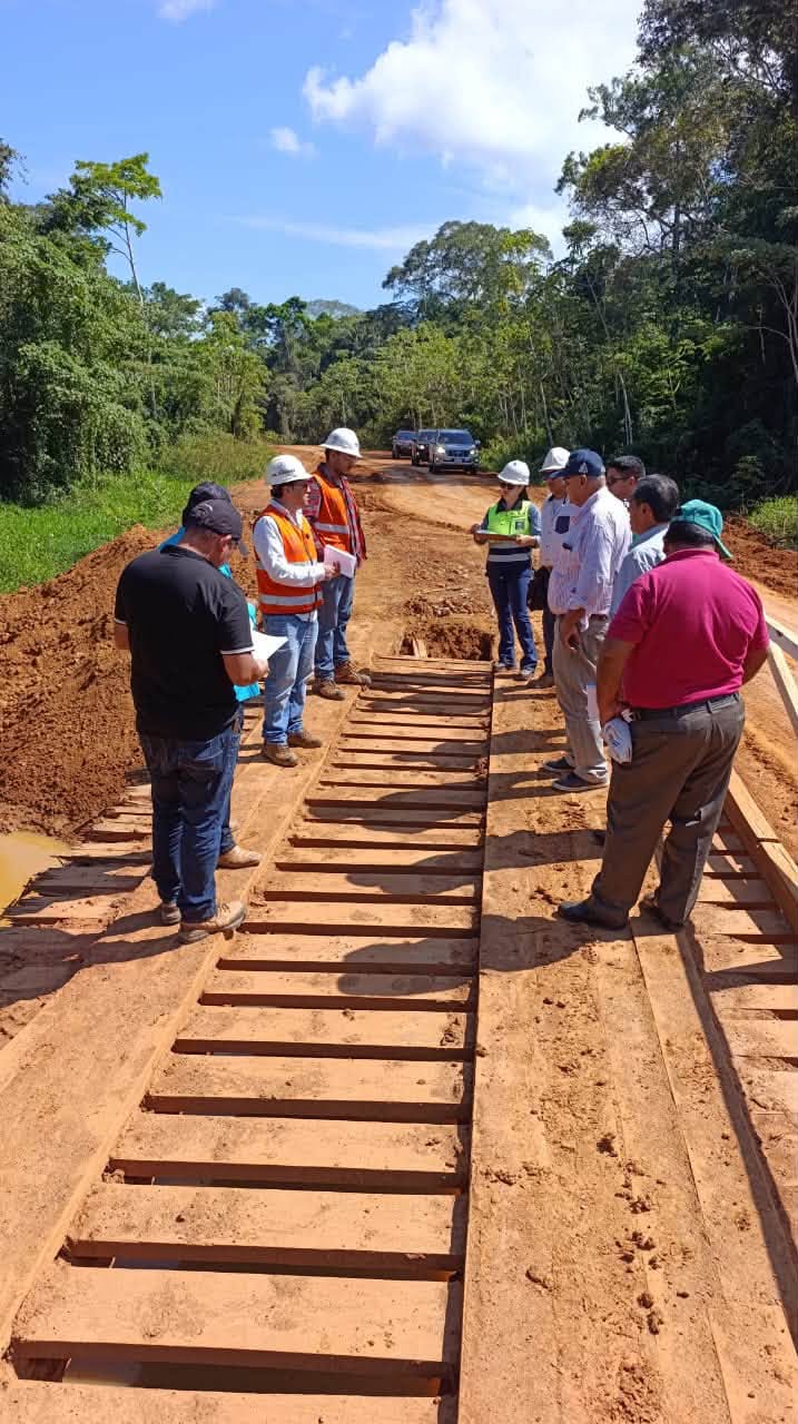 Personal de la ABC y transportistas recorrieron el tramo carretero en Pando. Foto: ABC.