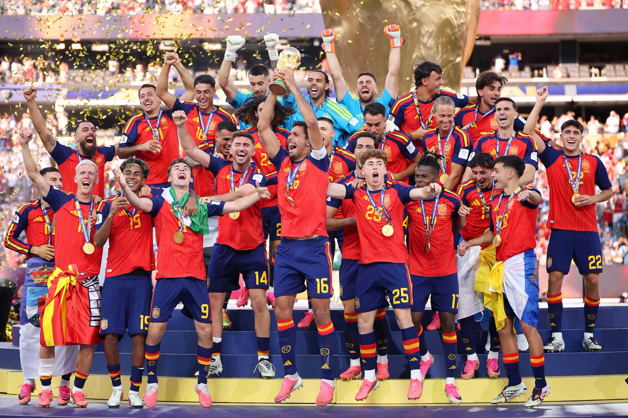 ´La selección de España levanta el trofeo de la Copa Mundial de la FIFA por segunda vez en su historia. Foto: FIFA.