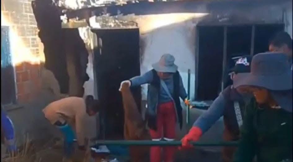 Volquetas y maquinaria pesada, junto a cuadrillas de obreros municipales, se concentraron en el domicilio afectado. Foto: Gamea.