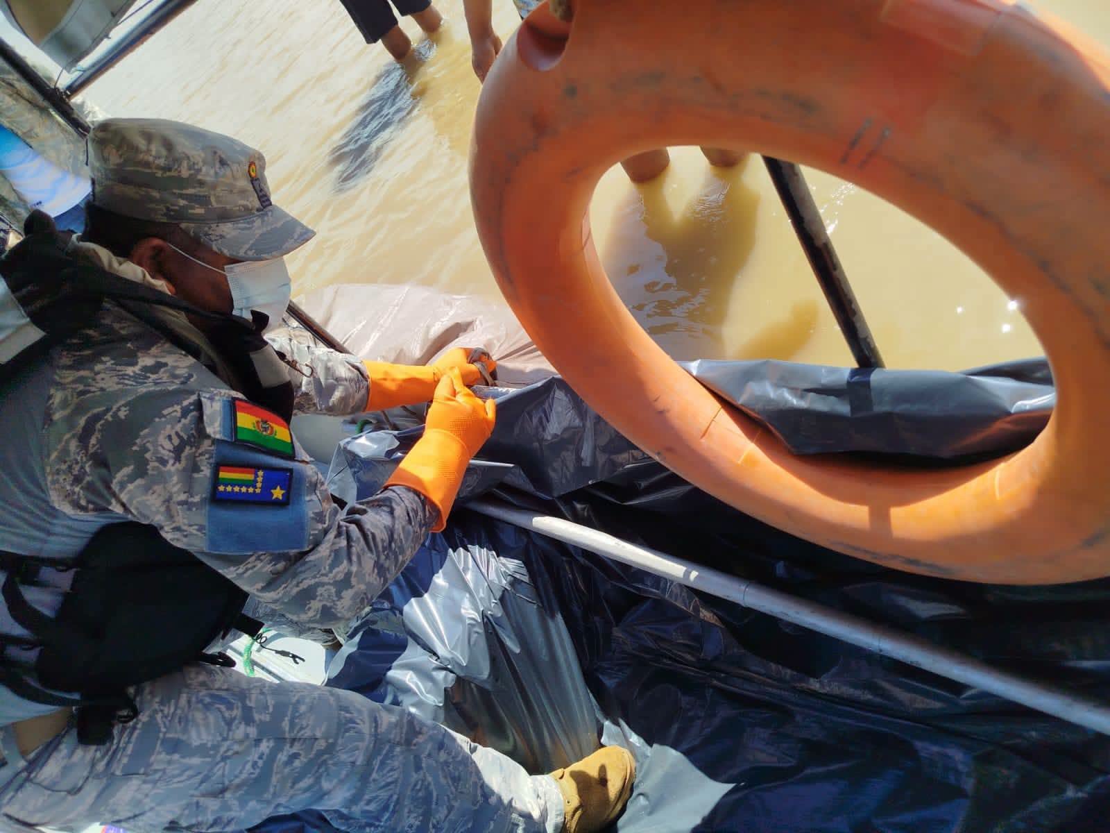 El cuerpo fue trasladado a bordo de la embarcación "Río Biata" hasta la comunidad de Trinidadcito. Foto: Armada.