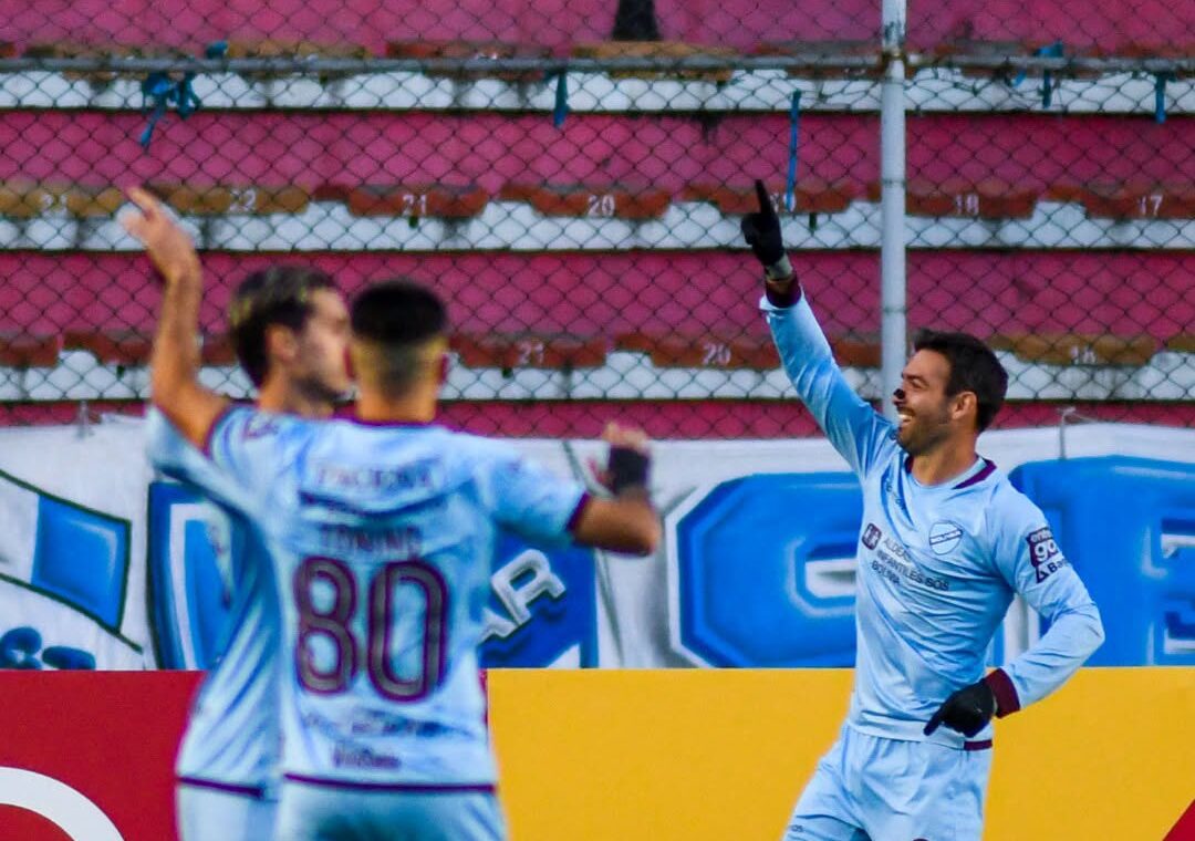 El primer gol llegó a los dos minutos de iniciado el partido.