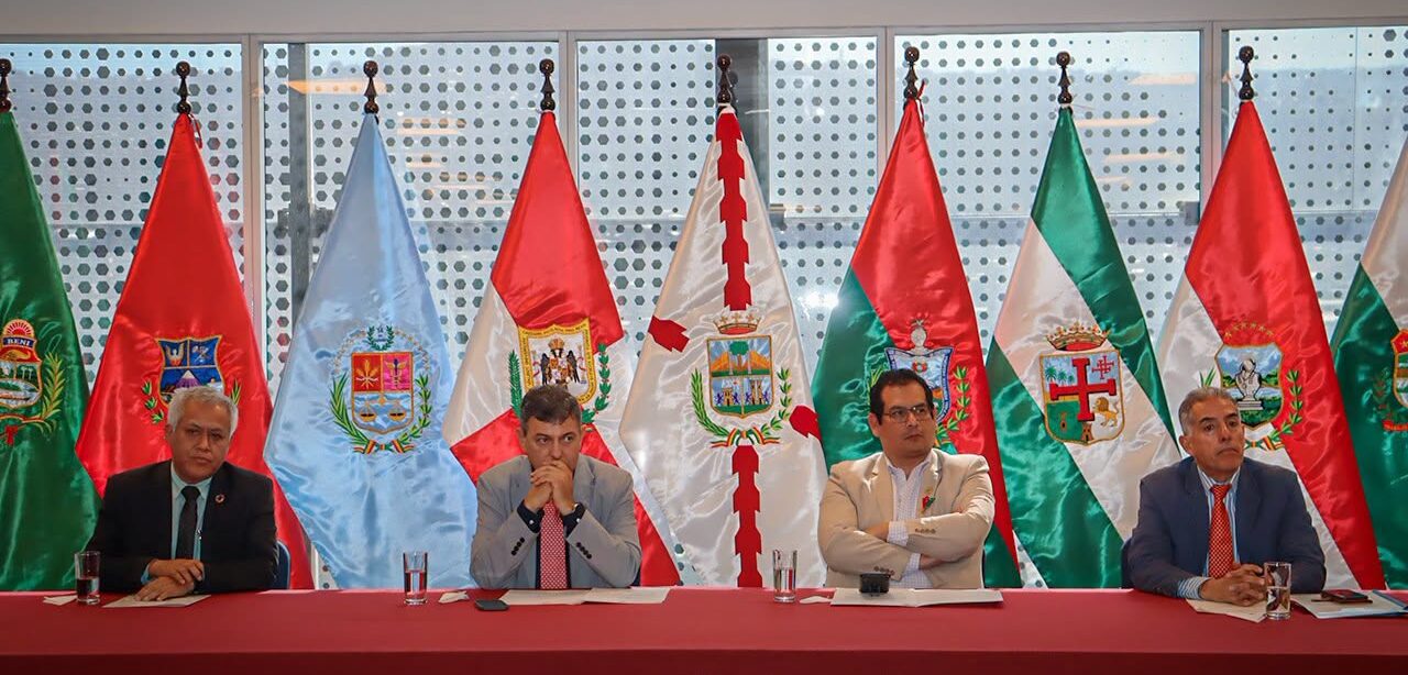 Autoridades del Ejecutivo y Legislativo participaron en el inicio de la socialización de la norma. Foto: Cámara de Diputados.