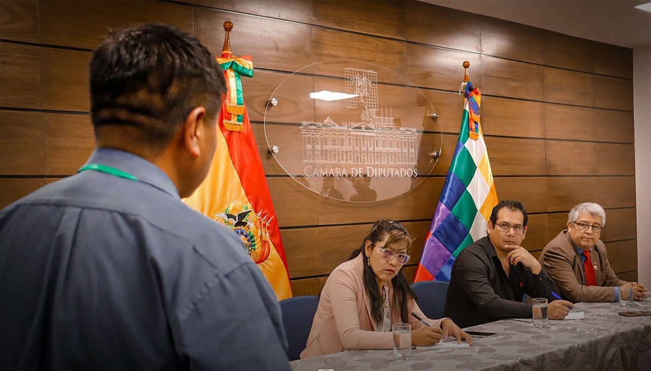 Parlamentarios reunidos con autoridades locales de Potosí. Foto: Cámara de Diputados.