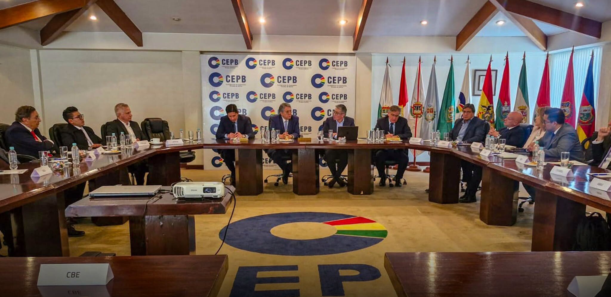 El ministro José Gabriel Espinoza reunido con representantes del sector privado. Foto: Ministerio de Economía.