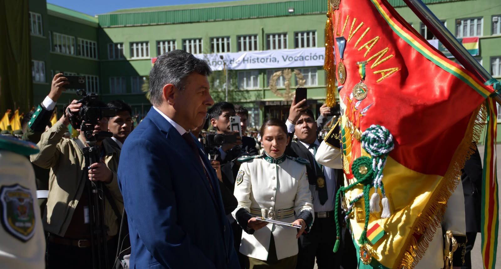 El presidente del Senado, Diego Ávila, entrega la Medalla de Honor a la Policía. Foto: Cámara de Senadores.