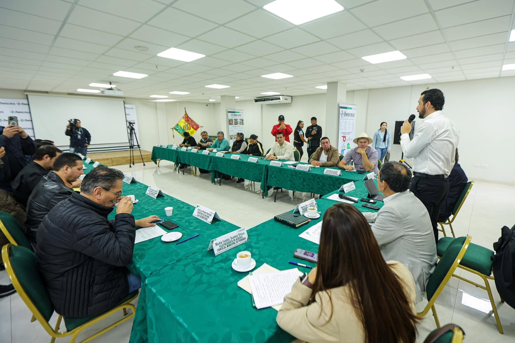 El gobernador Juan Pablo Velasco reunido con autoridades municipales. Foto: Gobernación de Santa Cruz.