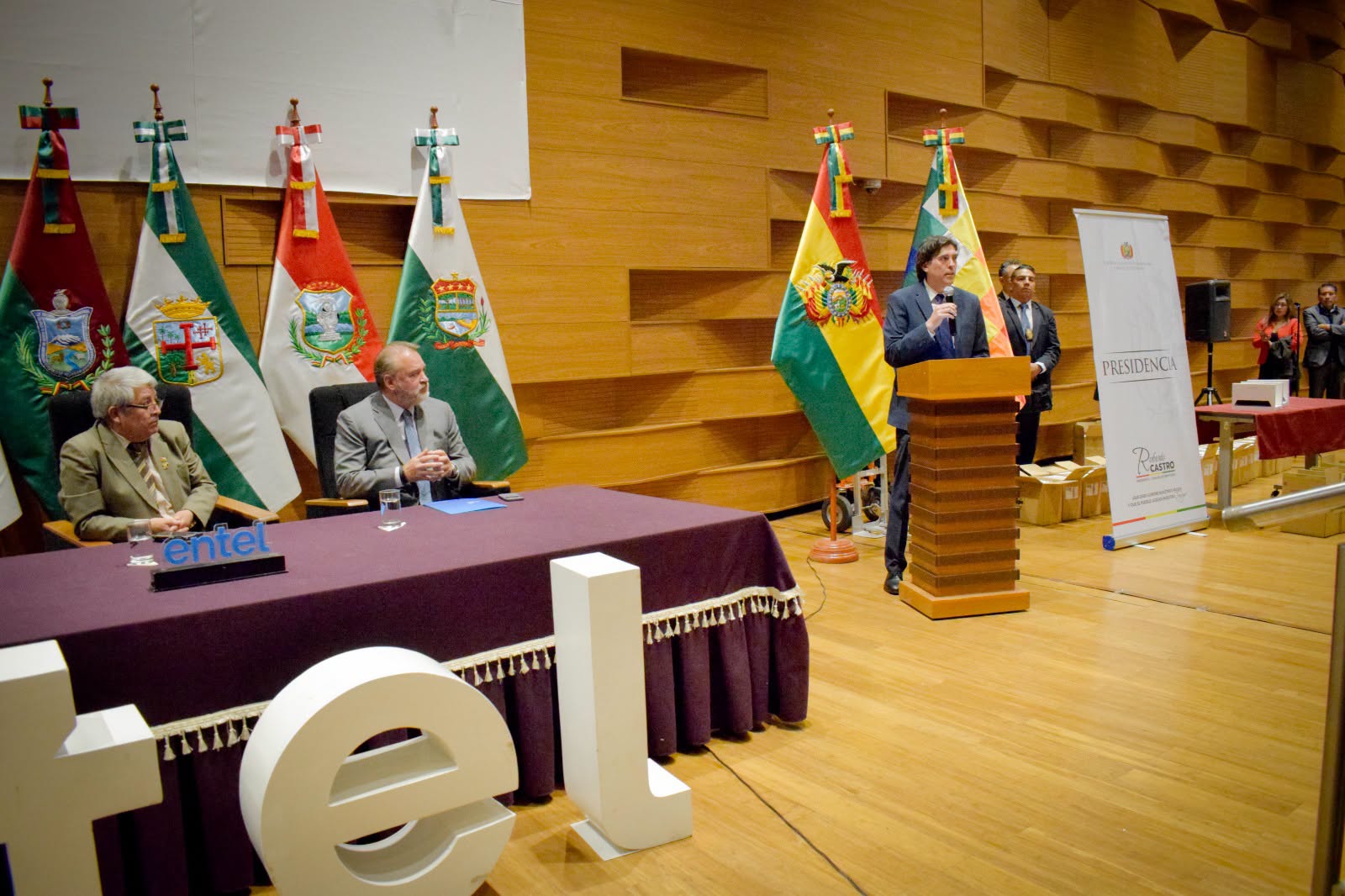 El ministro Mauricio Zamora durante el acto de entrega de tablets. Foto: MOPSV