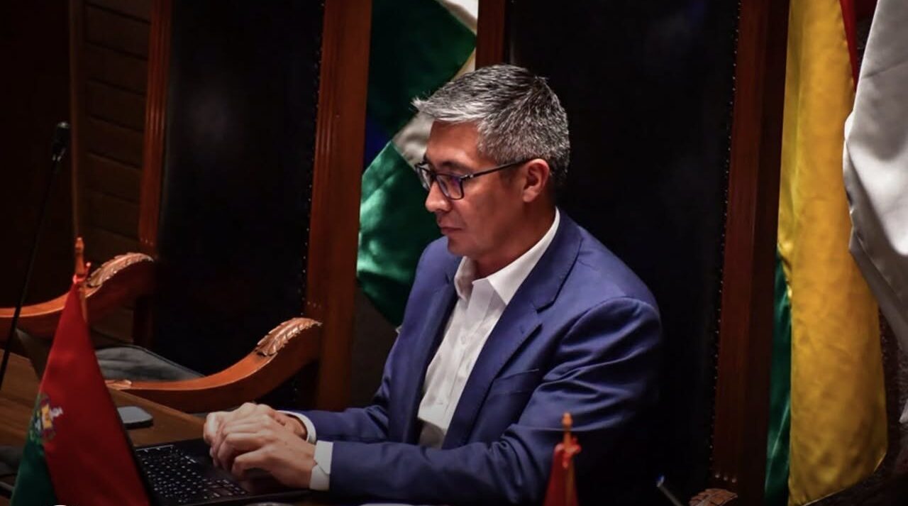 El ministro José Gabriel Espinoza brinda informe en la Cámara de Senadores. Foto: Ministerio de Economía.