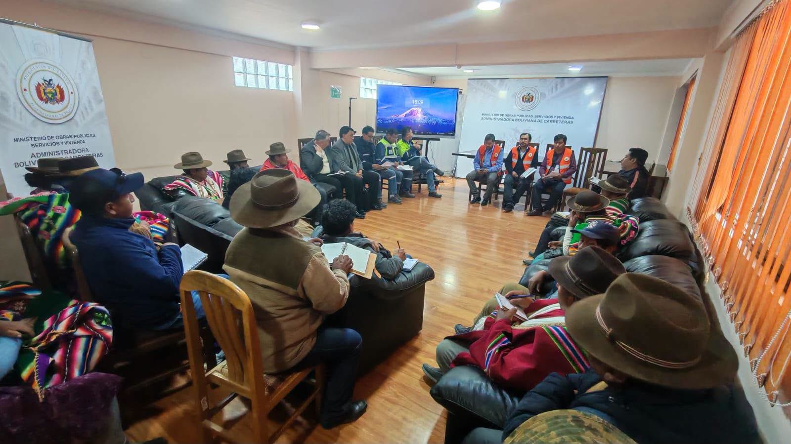 Autoridades de la ABC reunidos con representantes de sectores sociales de Oruro. Foto: ABC.