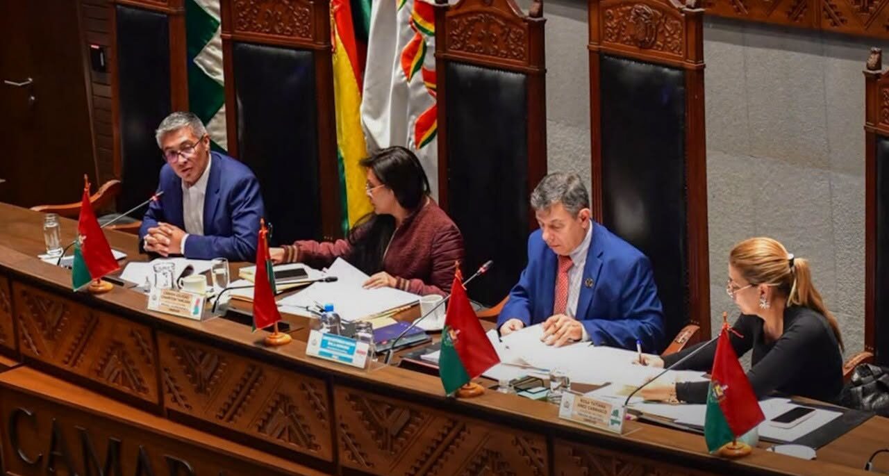 El ministro José Gabriel Espinoza brinda informe sobre el PGE en la Cámara de Senadores. Foto: Ministerio de Economía.