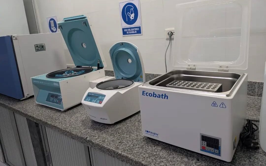 El Ministerio de Salud entregó equipos de laboratorio en Santa Cruz. Foto: GAMSS.