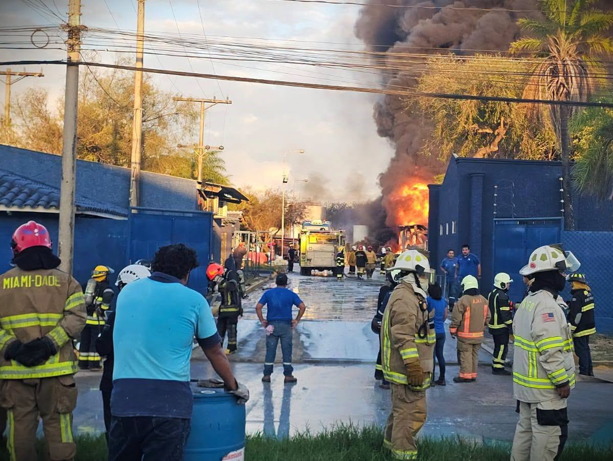 Un incendio se registró el martes en el Parque Industrial de Santa Cruz. Foto: Policía Boliviana.