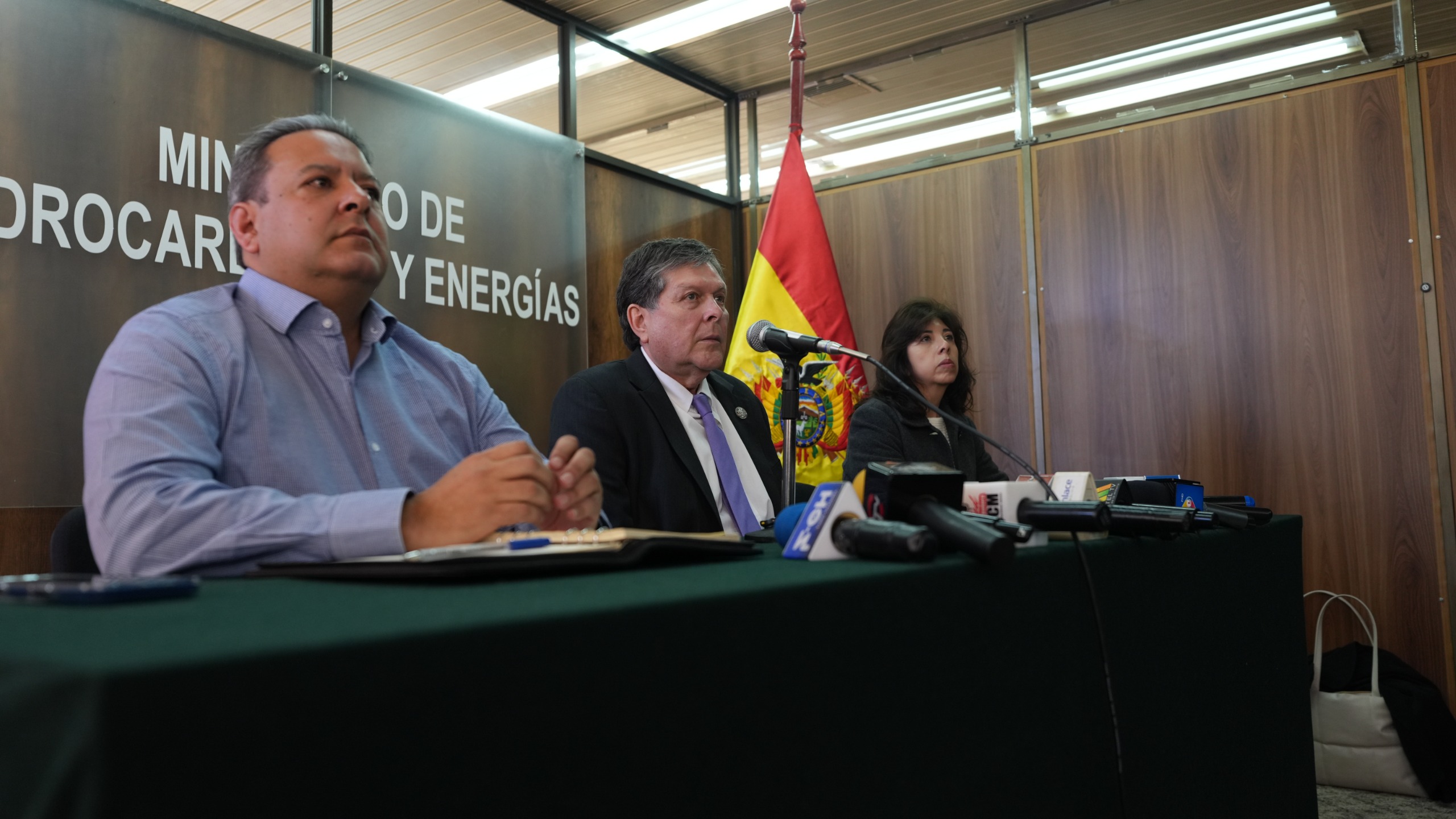 Autoridades del Ministerio de Hidrocarburos y de YPFB en conferencia de prensa. Foto: GOBCOM.