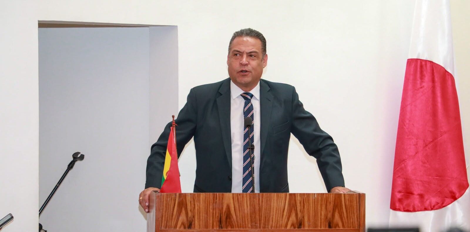 El gobernador Luis Revilla durante un acto en la ciudad de La Paz. Gobernación de La Paz.