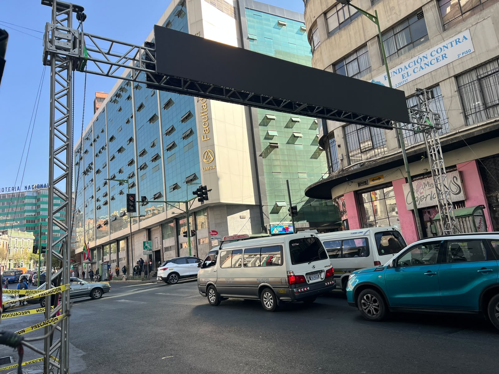 La organización de la Entrada del Gran Poder comenzó a instalar su infraestructura en el centro paceño. Foto: ABI.