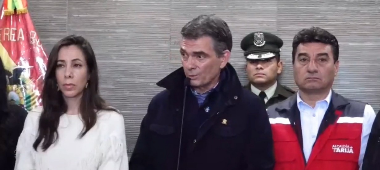 El presidente Rodrigo Paz (centro) junto con autoridades de Tarija, en conferencia de prensa. Imagen: Captura.