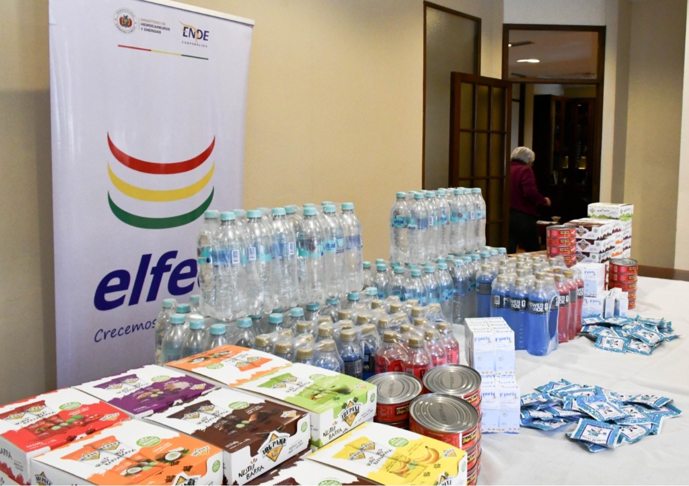 El aporte consistió en barras nutricionales, sardinas, agua, bebidas isotónicas, colirios y sobres de suero de la vida. Foto: ENDE.