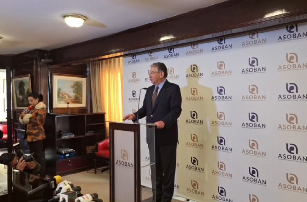 El secretario de la Asoban. Nelson Villalobos, en conferencia de prensa. Imagen: Captura.