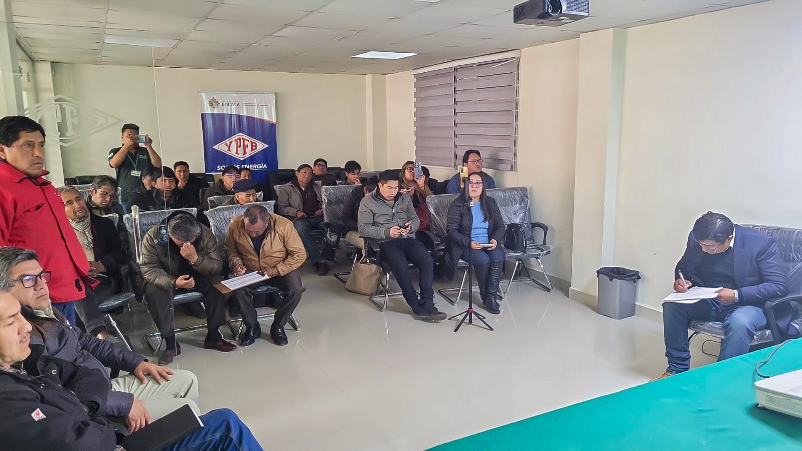Parlamentarios de Potosí, YPFB, la ANH y transportistas se reunieron. Foto: YPFB.