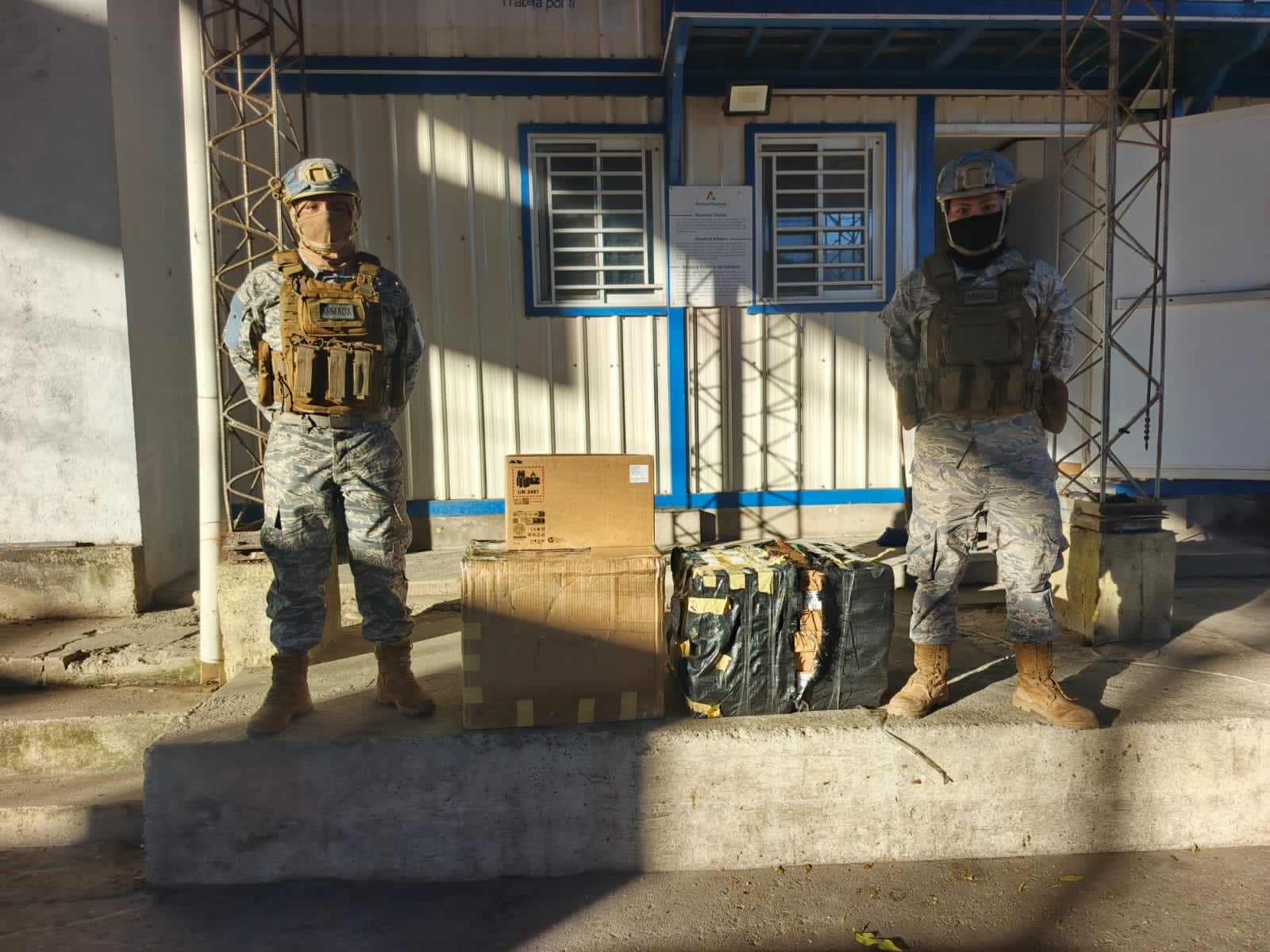 Efectivos de la Armada comisaron mercancía de contrabando. Foto: Ministerio de Defensa.