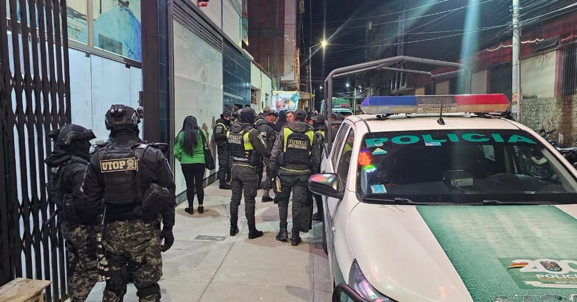Policía durante su trabajo de traslado de los cuerpos de las personas fallecidas. Foto: Bolivia Tv.