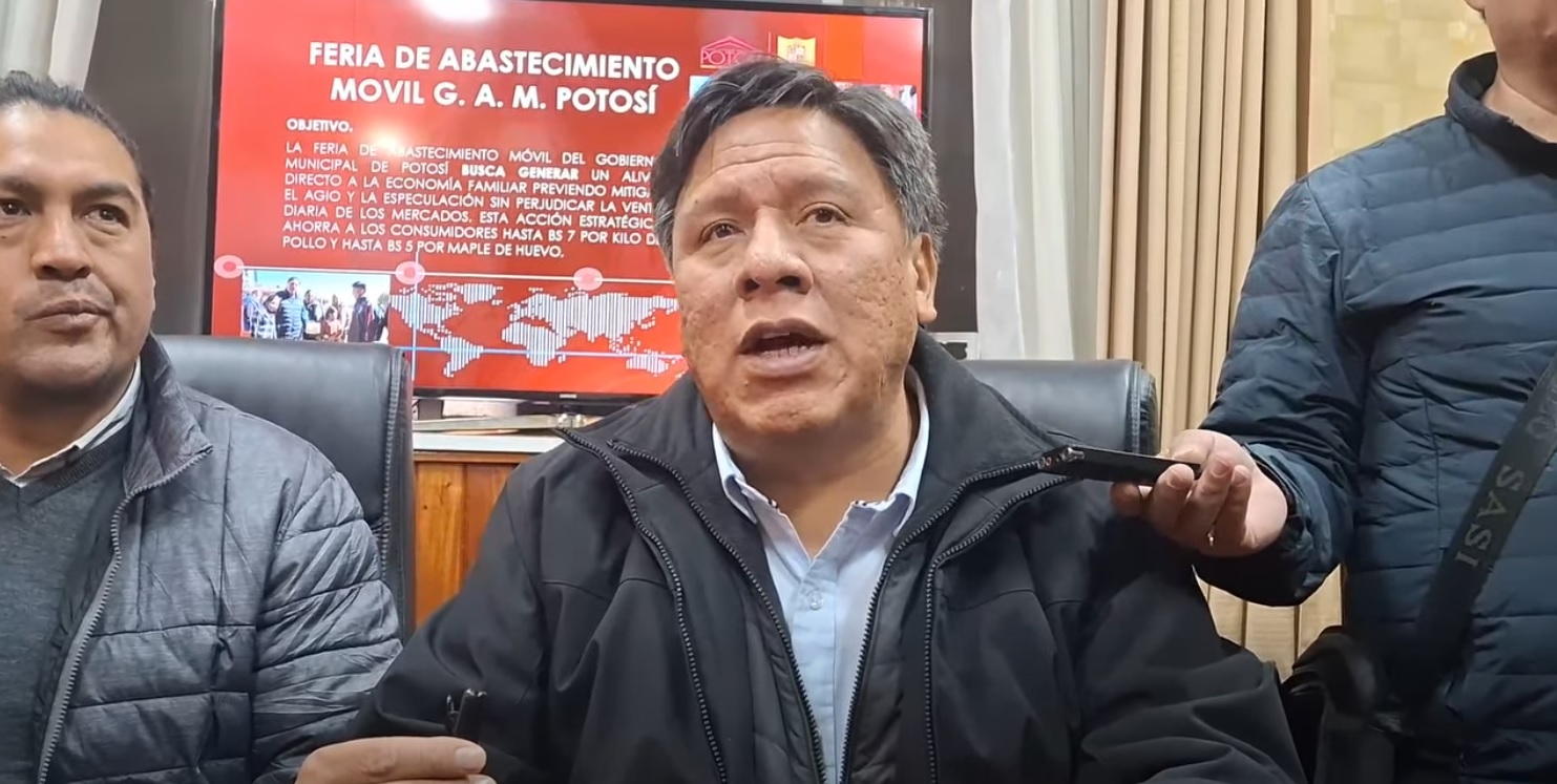 El alcalde de Potosí, Williams Cervantes en conferencia de prensa.