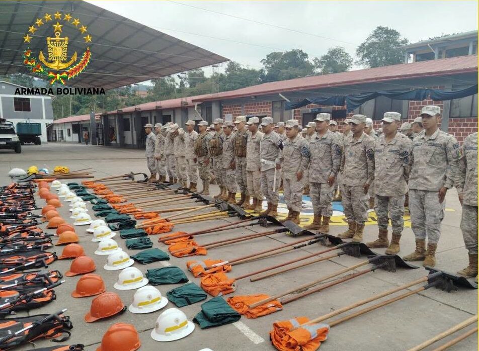 Efectivos navales que fueron a reforzar trabajos de mitigación de incendios en Tarija. Foto: Armada Boliviana.