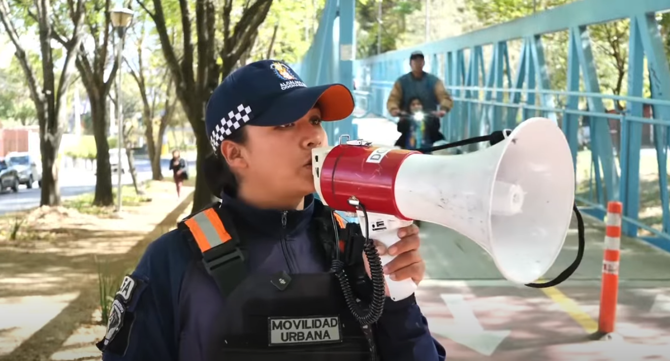 Movilidad Urbana socializa decreto sobre multa de Bs 10 mil para vehículos que circulen o estacionen en la ciclovía. Foto: Captura GAMC.