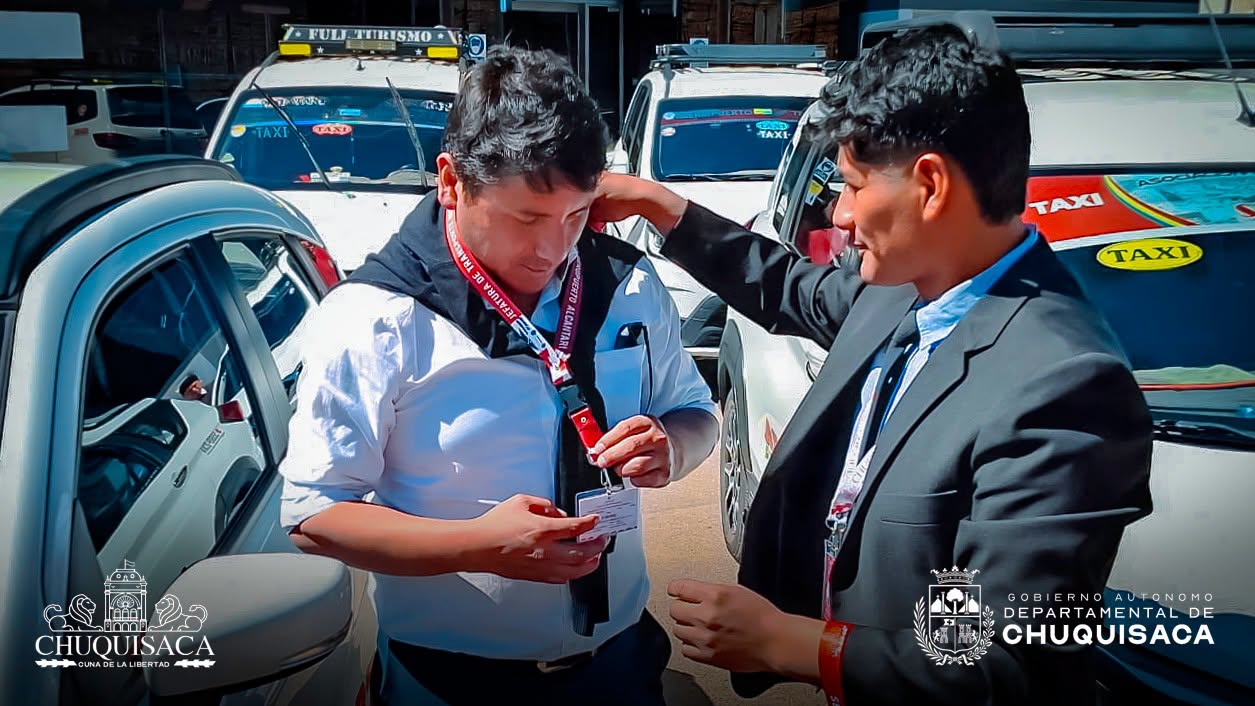 Entrega de tarjetas de operación para el servicio de transporte del aeropuerto Alcantarí en Chuquisaca. Fotos: Gobernación de Chuquisaca.