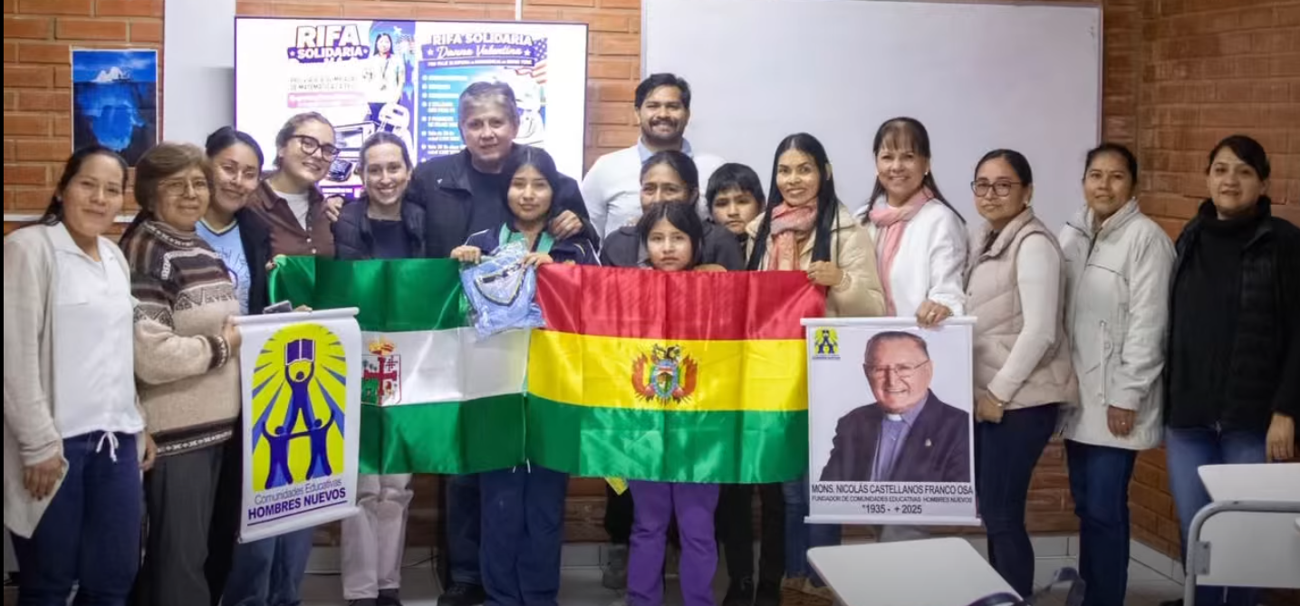 En el centro de la imagen está Danna Díaz Blanco, represente del país en la Ronda Global VI de las Olimpiadas Copérnico. Foto: Despacho de Gestión Social.