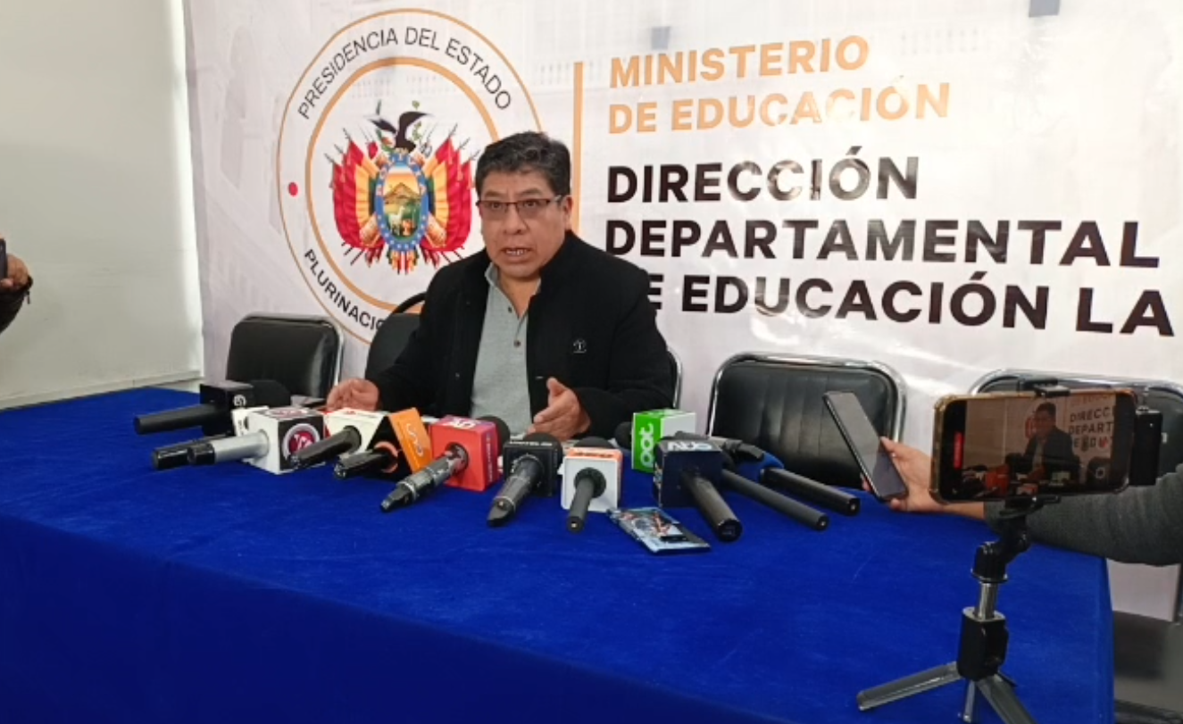 El director departamental de Educación La Paz a.i., Víctor Hugo Sirpa Huanca, en conferencia de prensa este viernes. Foto: Captura DDE.