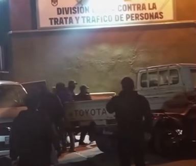 Traslado de David Quispe Machaca, dirigente de la Confederación Sindical Única de Trabajadores Campesinos de Bolivia (CSUTCB) a dependencias de la Fuerza Especial de Lucha Contra el Crimen (FELCC).