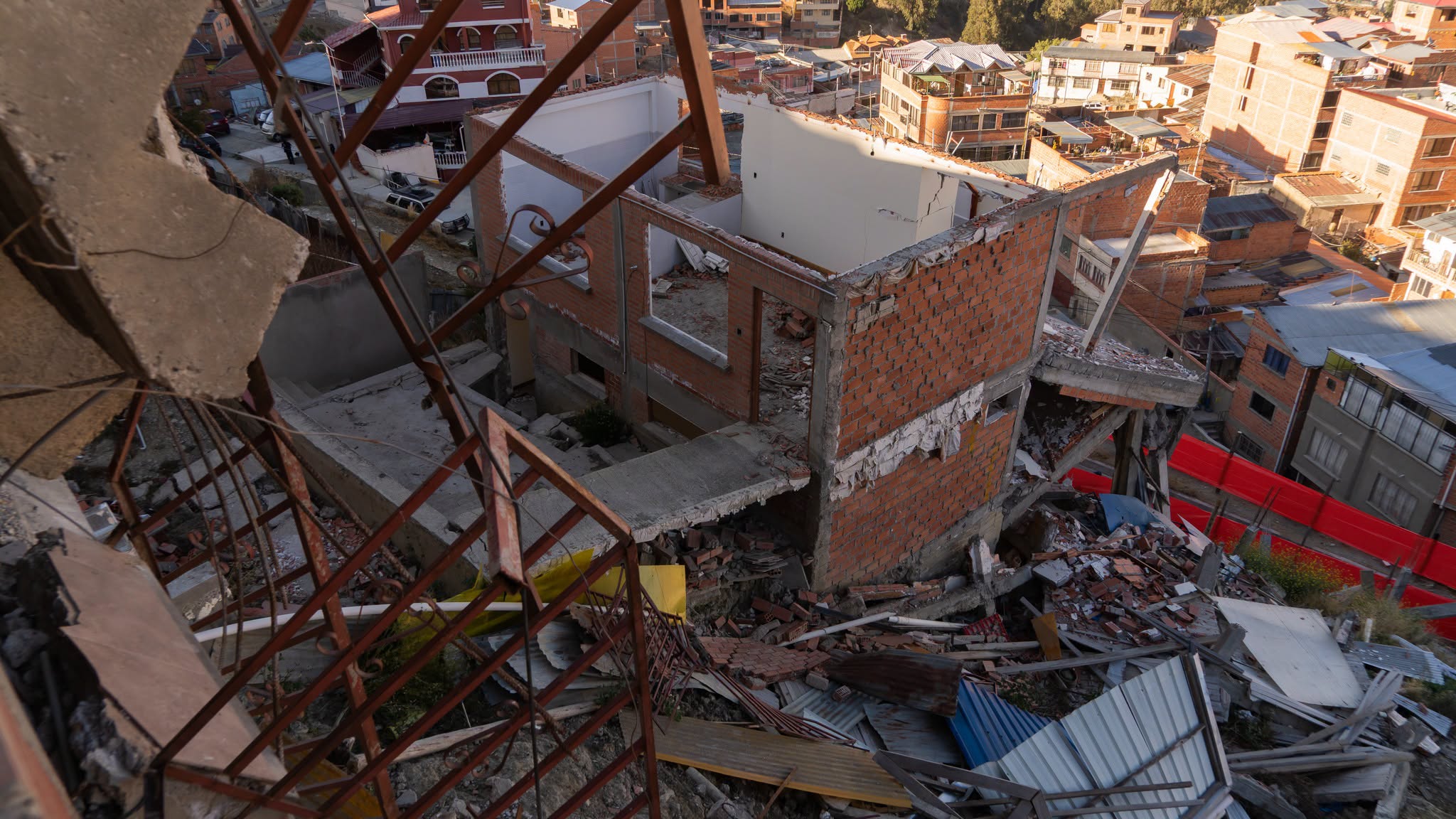 Demolición controlada de casas en la zona de San Isidro. Fotos: Alcaldía La Paz.
