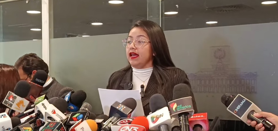 La diputada Lucero Justiniano en conferencia de prensa.